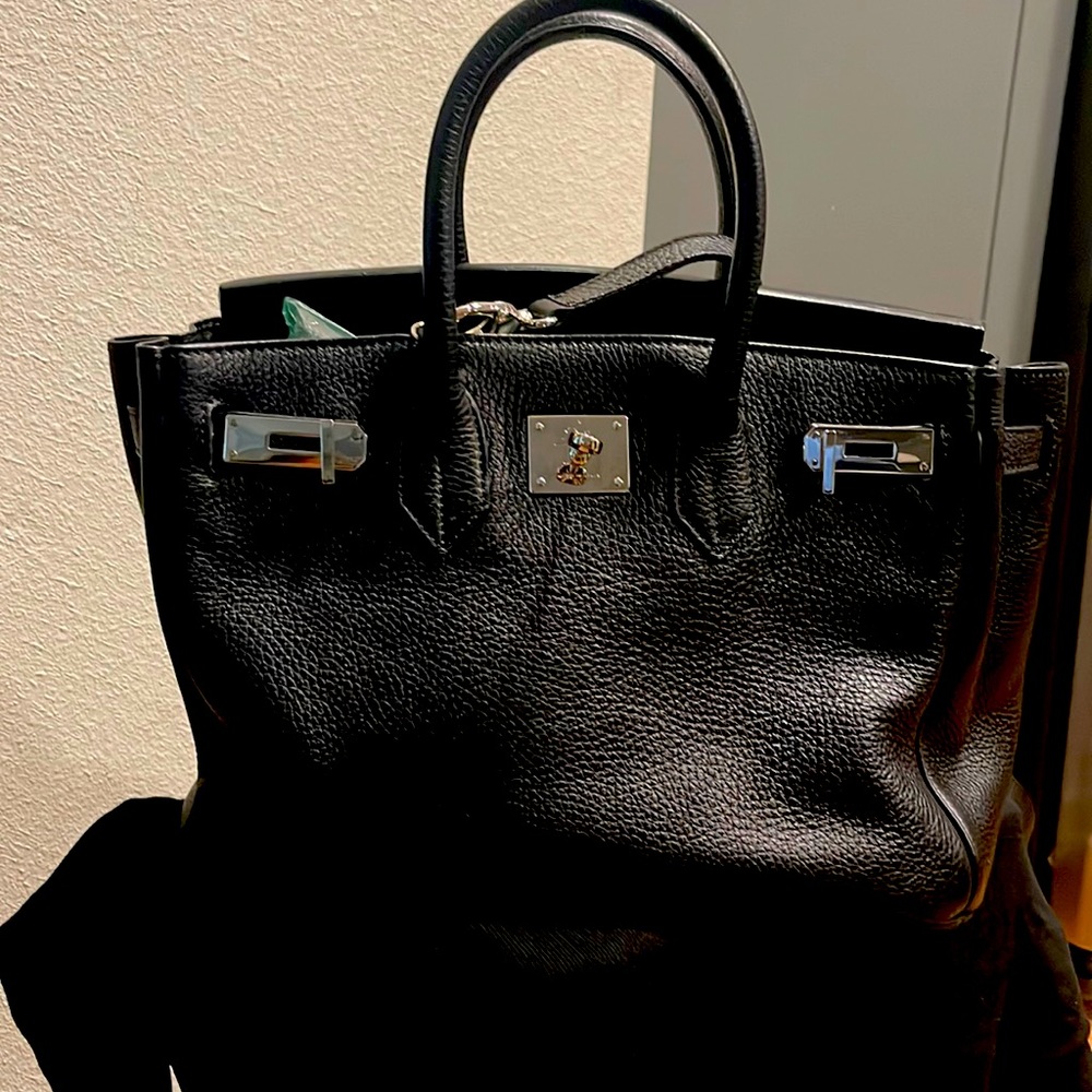 Basi made in Italy. Black leather handbag. Looks like a Herme bag